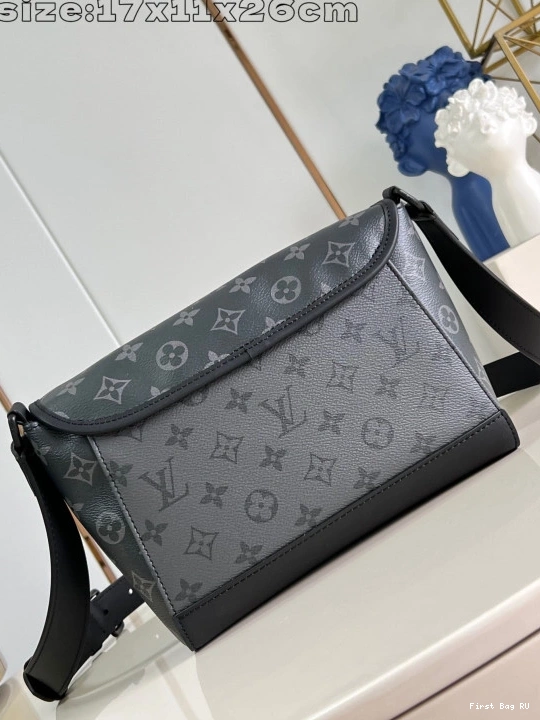First bag ru Messenger Pulse Louis Vuitton 0822